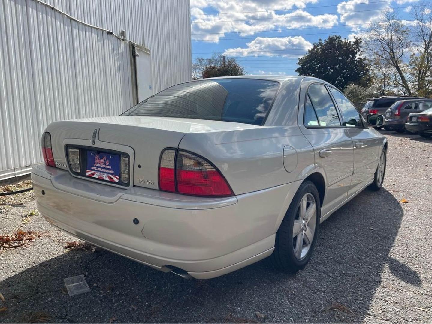 2006 white /gray Lincoln LS Ultimate (1LNFM87A06Y) with an 3.9 V8 engine, Automatic transmission, located at 5700 Curlew Drive, Norfolk, VA, 23502, (757) 455-6330, 36.841885, -76.209412 - Photo#3